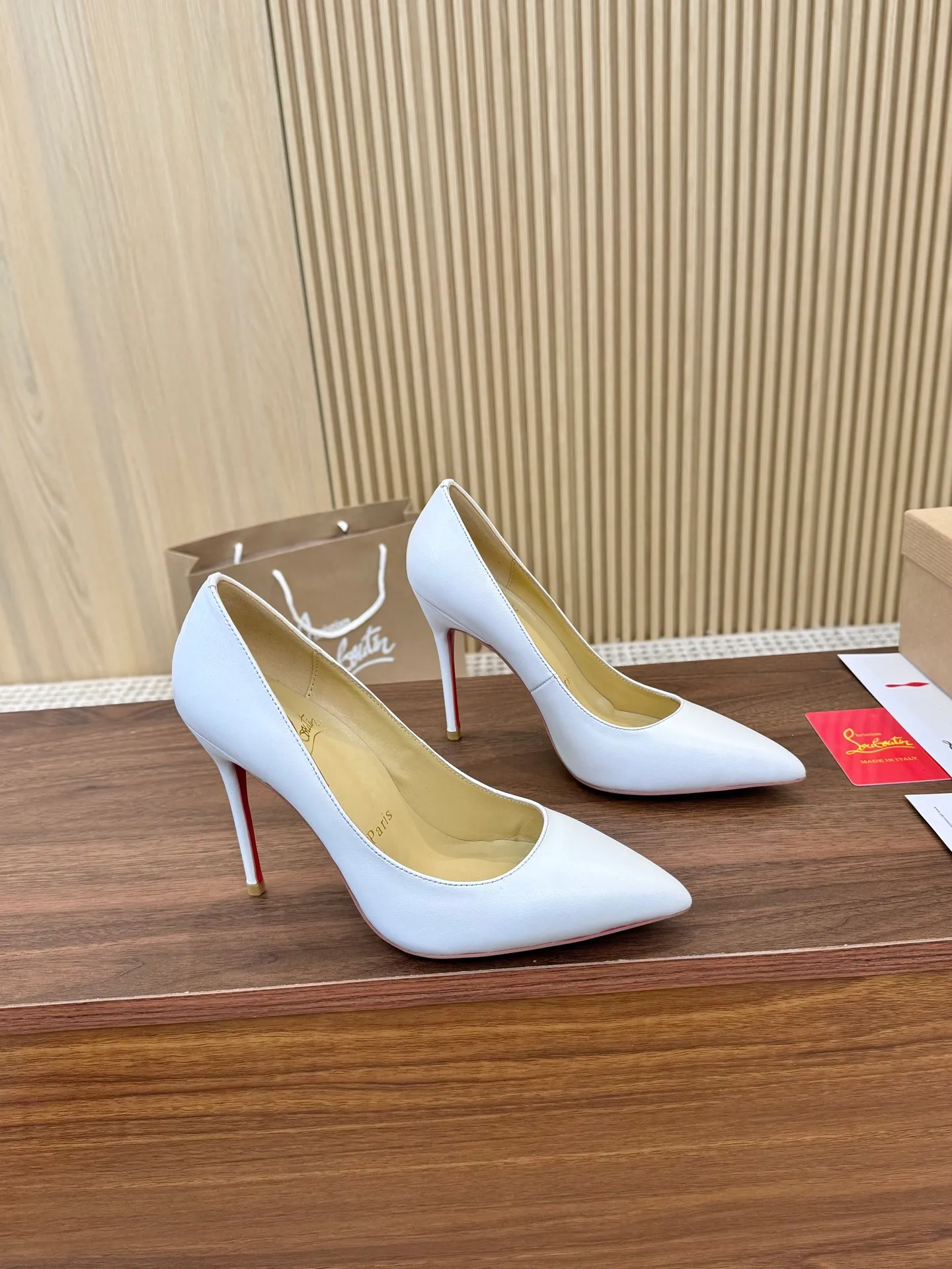 👟👟Ex-factory price 440👟👟 Genuine leather sole +40 Year-round shipment💝Christian Louboutin CL👠 Classic "Matte💎Cow Leather💎Series" noble and luxurious, real blingbling👟👟 Real materials, all customized by the pattern maker, and the materials are made of original customized materials to achieve the taste of the original 6 color options 💍 Upper: Imported 👉 cowhide 💪 Lining: Sheepskin foot pad/lining Size: 34-40.41.42 Heel height: 10.5cm and 8.5cm two options Leather sole Rubber sole